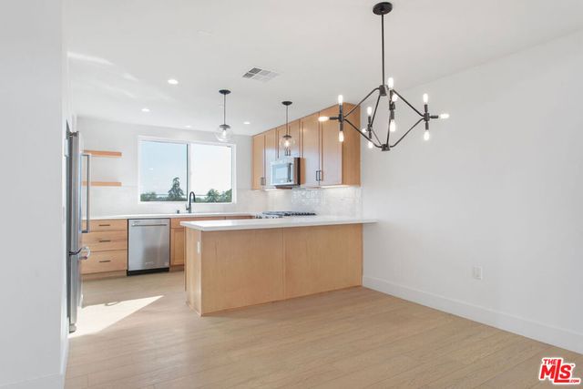 11222 W Lyon Lane 10, North Hollywood, CA 91606