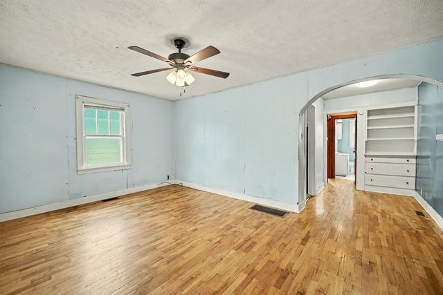 221 Baker St, Salina, KS 67401