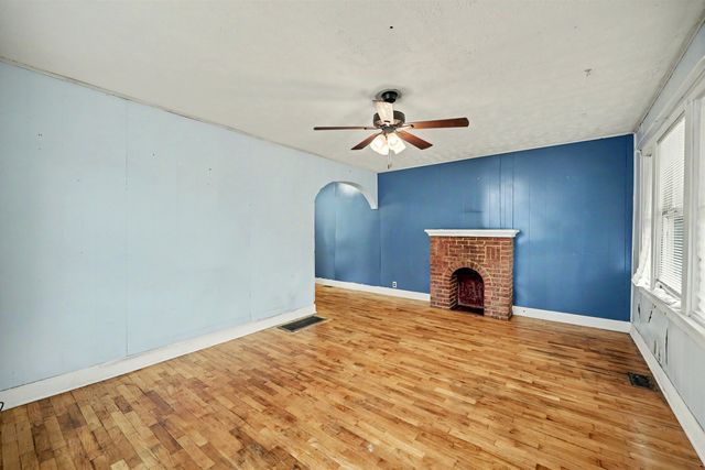 221 Baker St, Salina, KS 67401