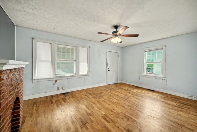 221 Baker St, Salina, KS 67401