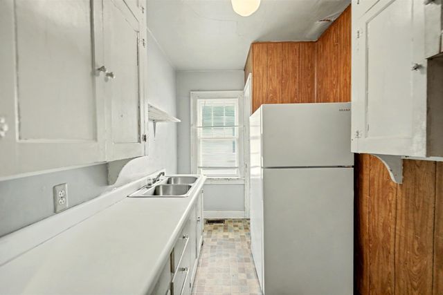 221 Baker St, Salina, KS 67401