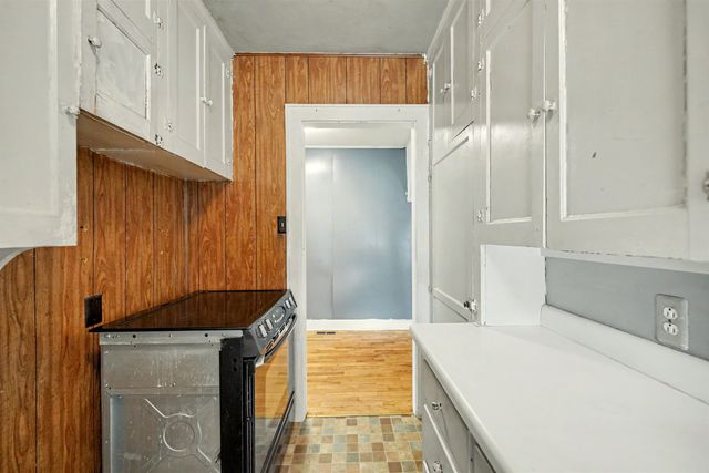 221 Baker St, Salina, KS 67401