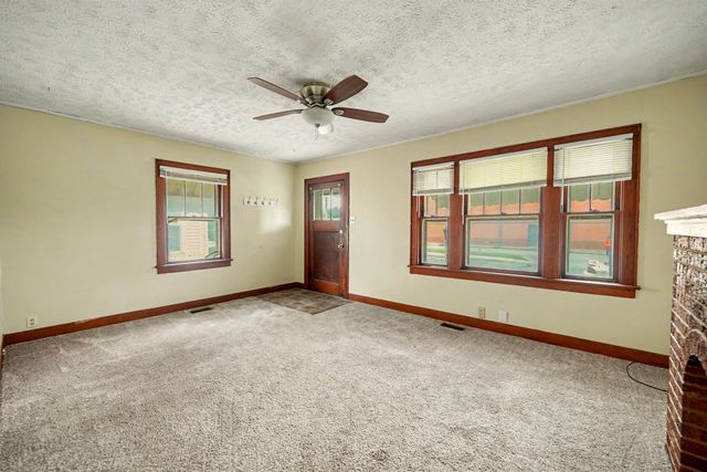 221 Baker St, Salina, KS 67401