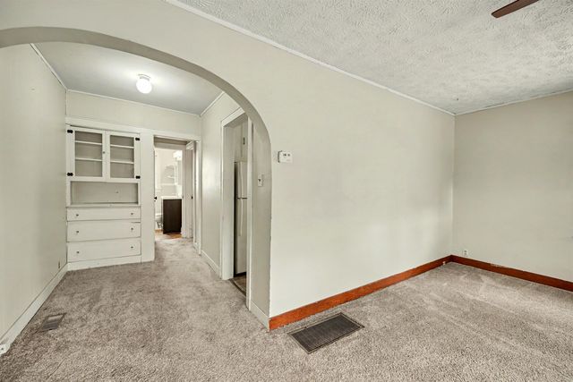 221 Baker St, Salina, KS 67401