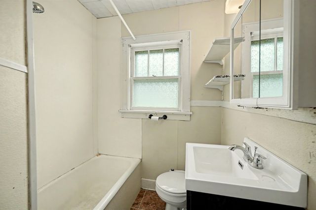 221 Baker St, Salina, KS 67401