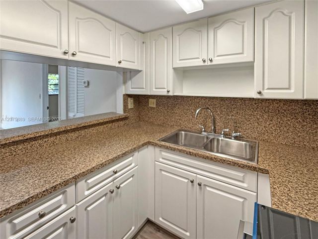 995 SW 84th Avenue 309, Miami, FL 33144
