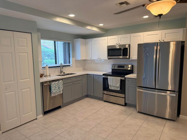 24 LEXINGTON Lane W A, Palm Beach Gardens, FL 33418