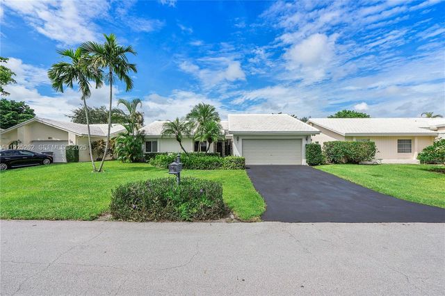 5667 N Cameo Dr N, Boca Raton, FL 33433