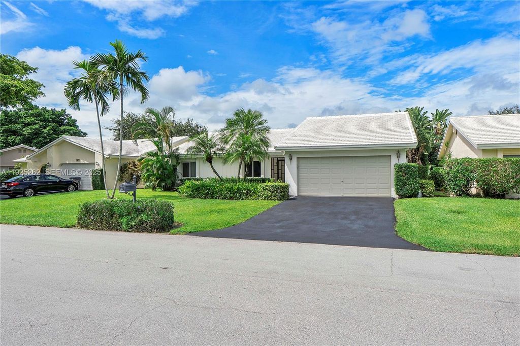 5667 N Cameo Dr N, Boca Raton, FL 33433