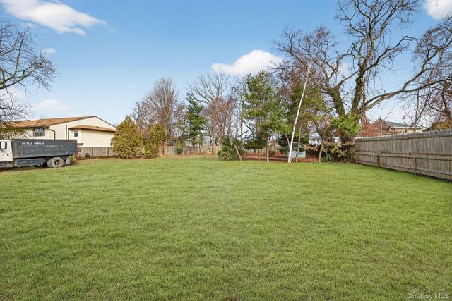 47 Weeks Road, North Babylon, NY 11703