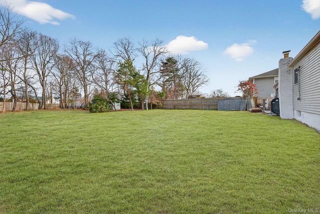 47 Weeks Road, North Babylon, NY 11703