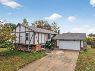 1605 Country Acres Drive, St Peters, MO 63376