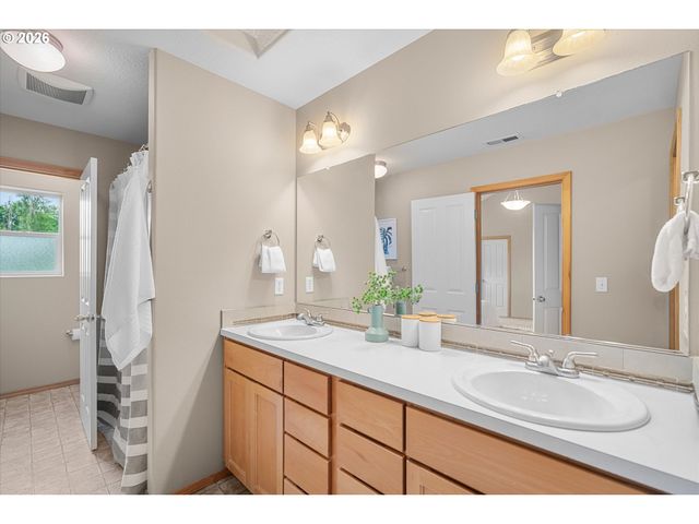 21936 Ne COUCH St, Gresham, OR 97030