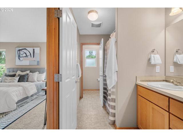21936 Ne COUCH St, Gresham, OR 97030