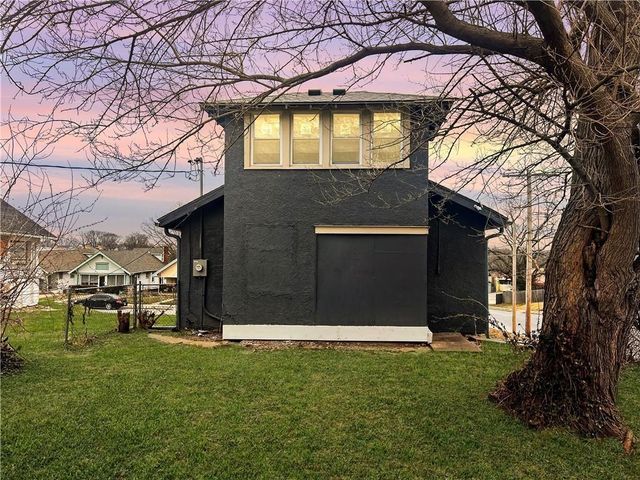 4242 College Avenue, Kansas City, MO 64130