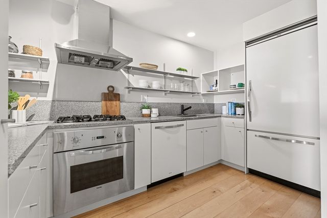 25 Channel Center St 1107, Boston, MA 02210