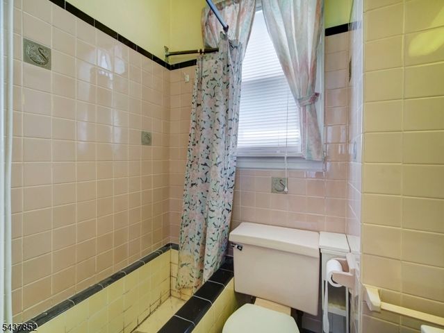 213 Kipp Ave, Elmwood Park Boro, NJ 07407