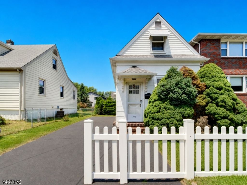 213 Kipp Ave, Elmwood Park Boro, NJ 07407