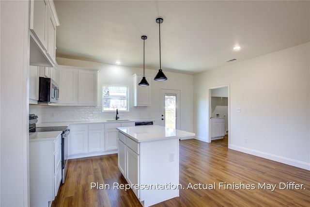 205 E Laura Avenue, Quinlan, TX 75474