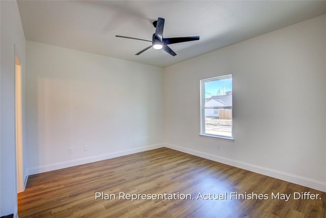 205 E Laura Avenue, Quinlan, TX 75474
