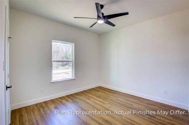 205 E Laura Avenue, Quinlan, TX 75474