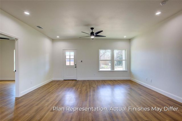 205 E Laura Avenue, Quinlan, TX 75474