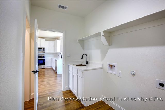 205 E Laura Avenue, Quinlan, TX 75474
