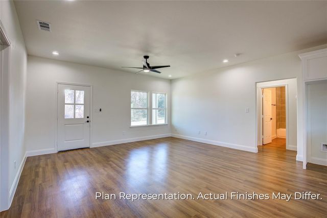 205 E Laura Avenue, Quinlan, TX 75474