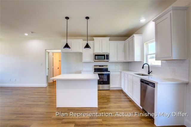205 E Laura Avenue, Quinlan, TX 75474