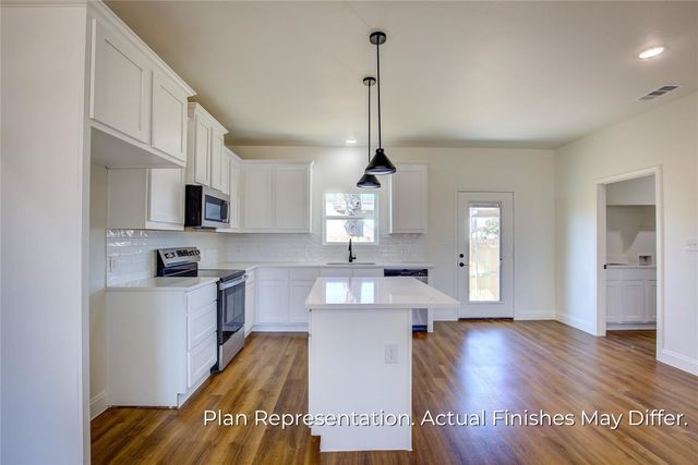 205 E Laura Avenue, Quinlan, TX 75474