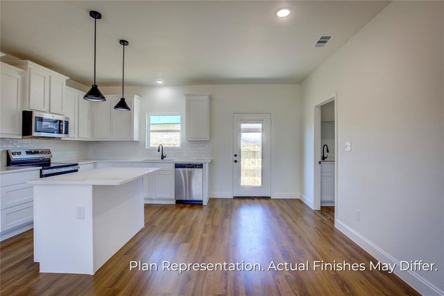 205 E Laura Avenue, Quinlan, TX 75474