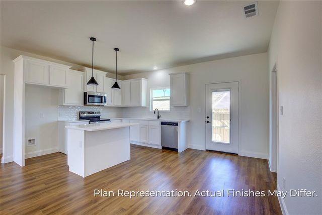 205 E Laura Avenue, Quinlan, TX 75474