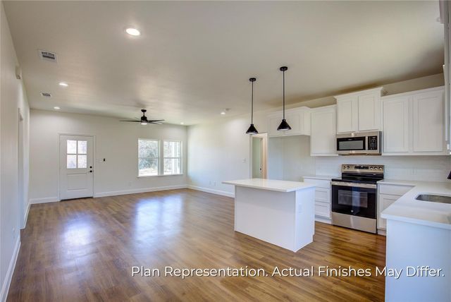205 E Laura Avenue, Quinlan, TX 75474