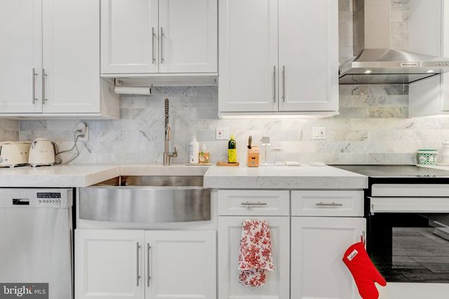 10219 ASPEN WILLOW DR, Fairfax, VA 22032