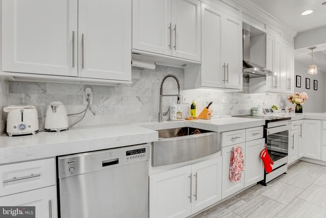 10219 ASPEN WILLOW DR, Fairfax, VA 22032