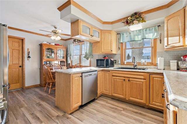 1104 East 2nd St, Vinton, IA 52349