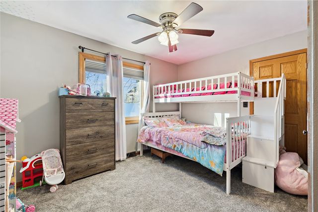 1104 East 2nd St, Vinton, IA 52349