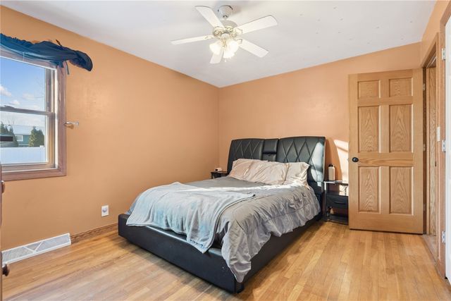 1104 East 2nd St, Vinton, IA 52349