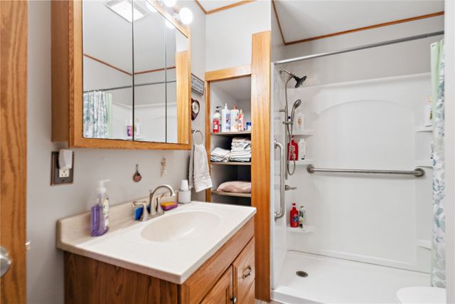 1104 East 2nd St, Vinton, IA 52349