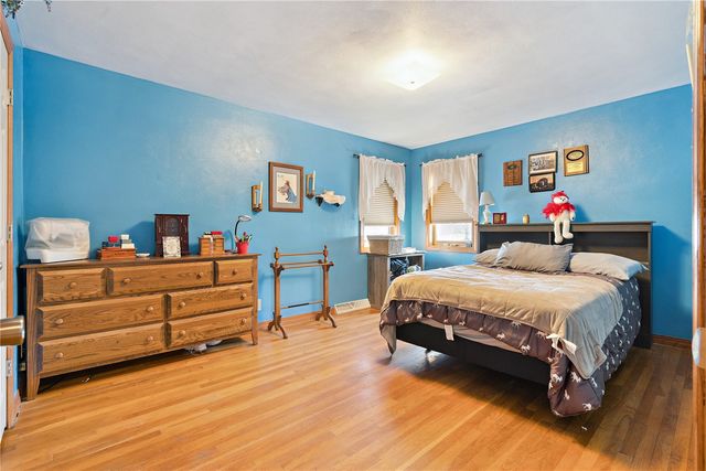 1104 East 2nd St, Vinton, IA 52349