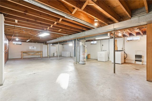 1104 East 2nd St, Vinton, IA 52349