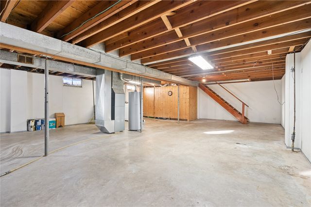 1104 East 2nd St, Vinton, IA 52349