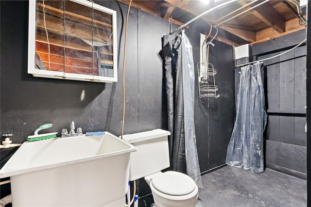 1104 East 2nd St, Vinton, IA 52349