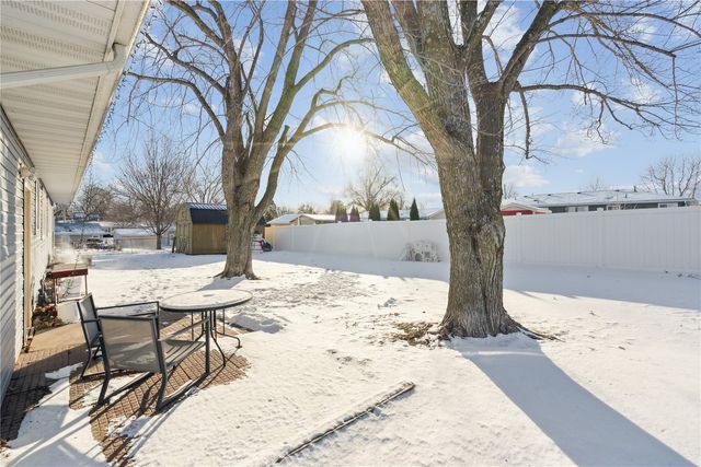 1104 East 2nd St, Vinton, IA 52349