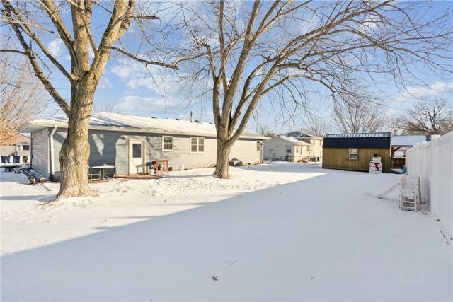1104 East 2nd St, Vinton, IA 52349