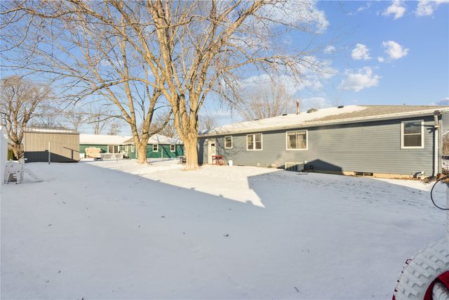1104 East 2nd St, Vinton, IA 52349