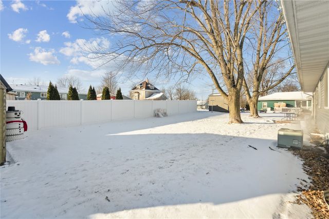 1104 East 2nd St, Vinton, IA 52349