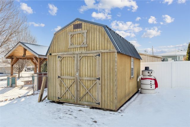 1104 East 2nd St, Vinton, IA 52349