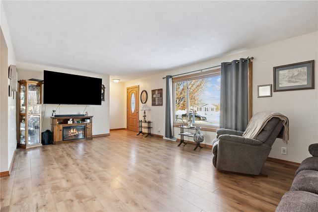 1104 East 2nd St, Vinton, IA 52349