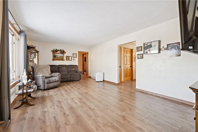 1104 East 2nd St, Vinton, IA 52349